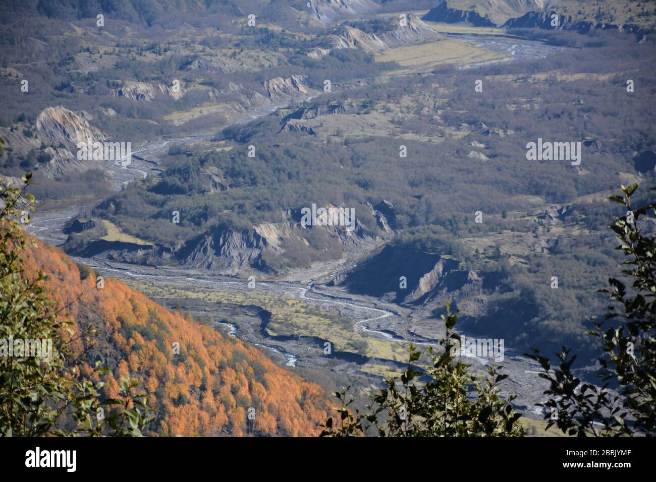 Fiumi e valli che scorrono dal Mt St Helens e dal lago Spirit, visti dalla Route 504, Cowlitz County, Washington state, USA. Foto Stock