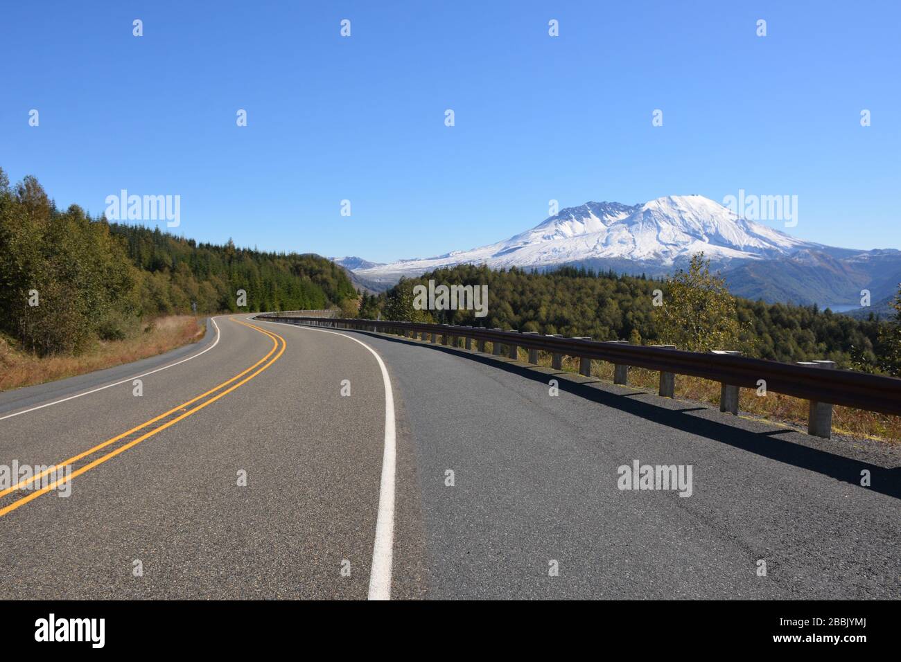 Vista sulla strada del monte St Helens dalla Route 504, Cowlitz County, Washington state, USA, con il lago Castle sulla destra. Foto Stock