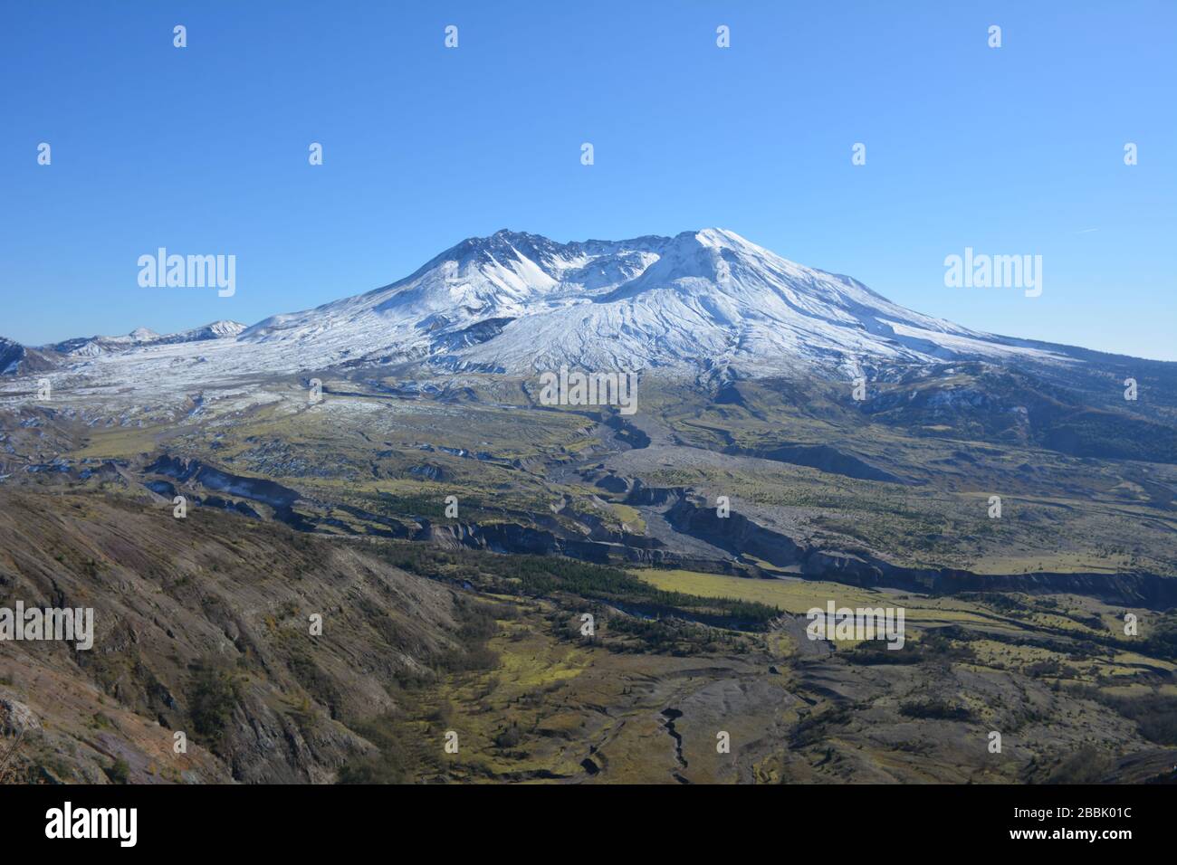 Una vista spettacolare dello stratovulcano attivo Mount Saint Helens, preso dall'Osservatorio Johnston Ridge, Skamania County, Washington state, USA. Foto Stock