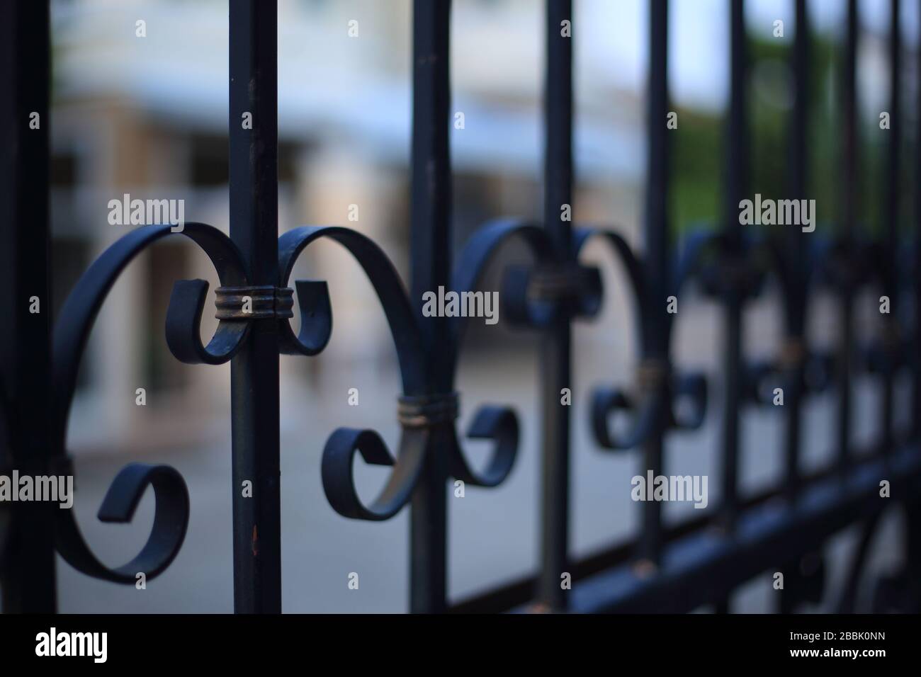 chiudi, resta a casa e business chiuso concetti. primo piano immagine di recinzione in ghisa tondini di ferro. Foto Stock