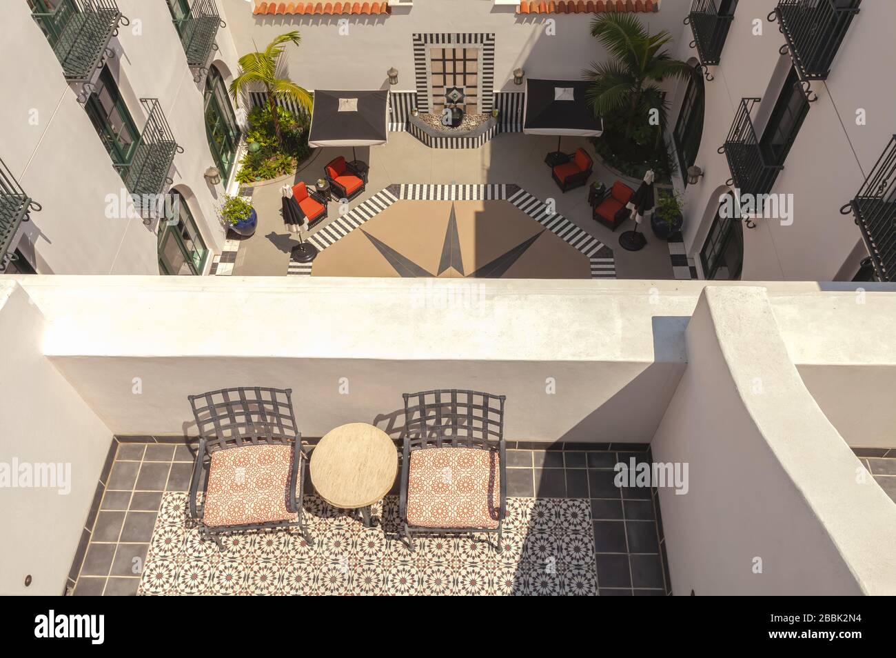 Vista aerea del balcone e del cortile dell'atrio inferiore dell'Hotel Californian, Santa Barbara, California, USA. Foto Stock