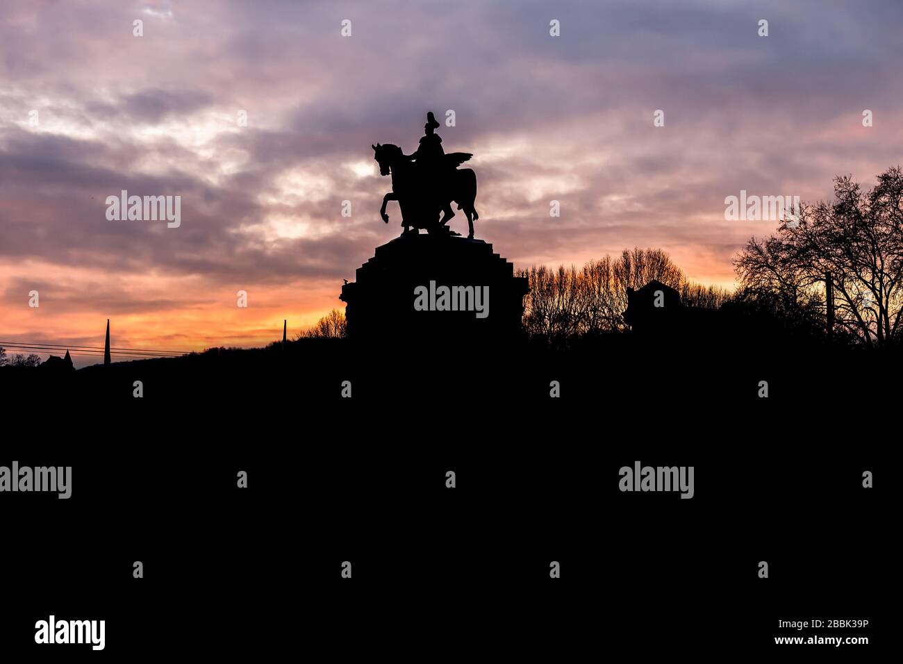 Colorful Sunrise Burning Sky Koblenz City Germania monumento storico angolo tedesco dove i fiumi reno e mosele fluiscono insieme Foto Stock