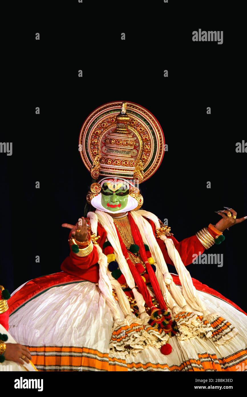 Kathakali è una forma principale di danza indiana classica, Kathakali è un'arte di esecuzione indù in Kerala.Kathakali è una miscela di danza, musica e recitazione. Foto Stock