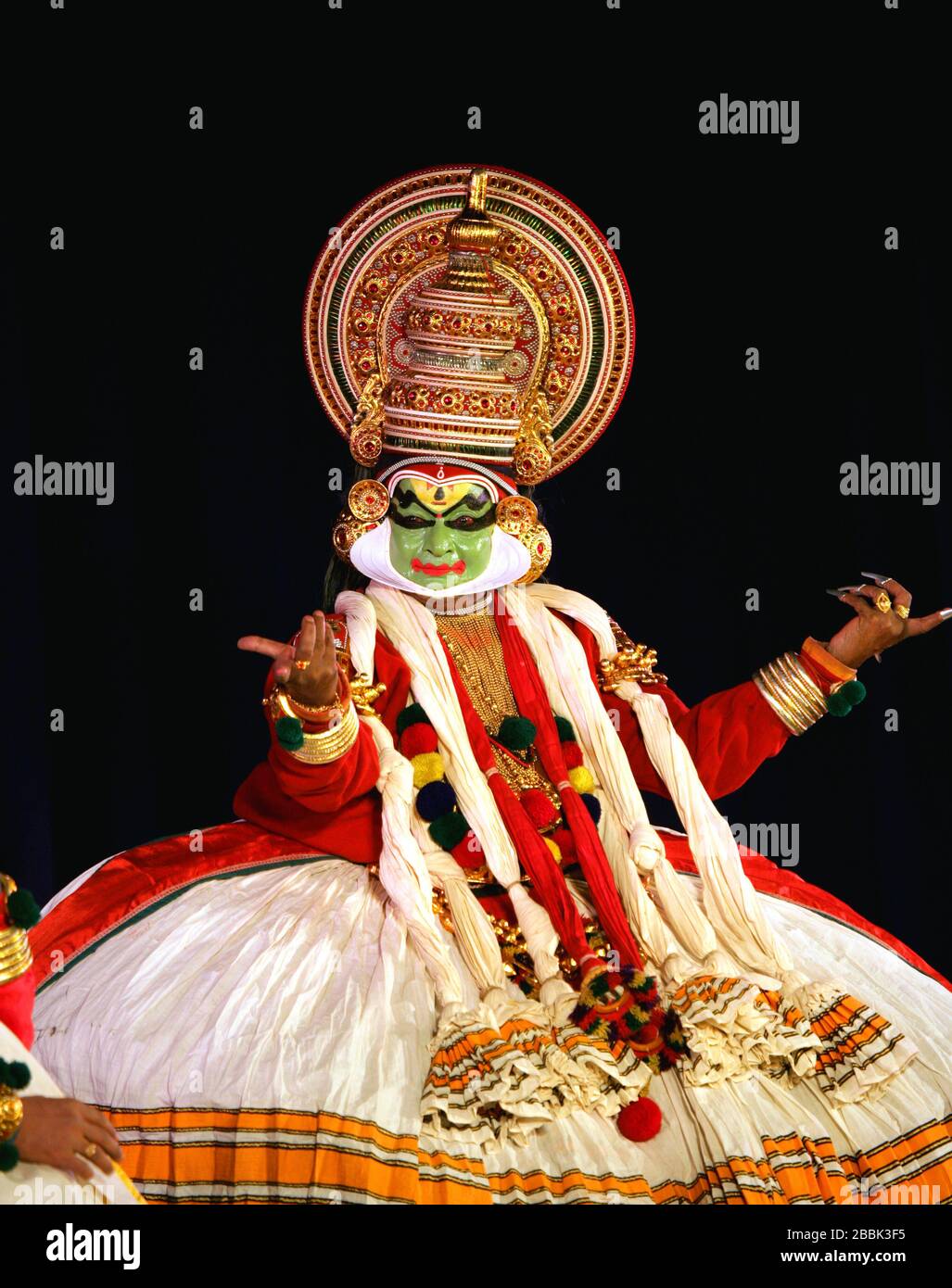 Kathakali è una forma principale di danza indiana classica, Kathakali è un'arte di esecuzione indù in Kerala.Kathakali è una miscela di danza, musica e recitazione. Foto Stock