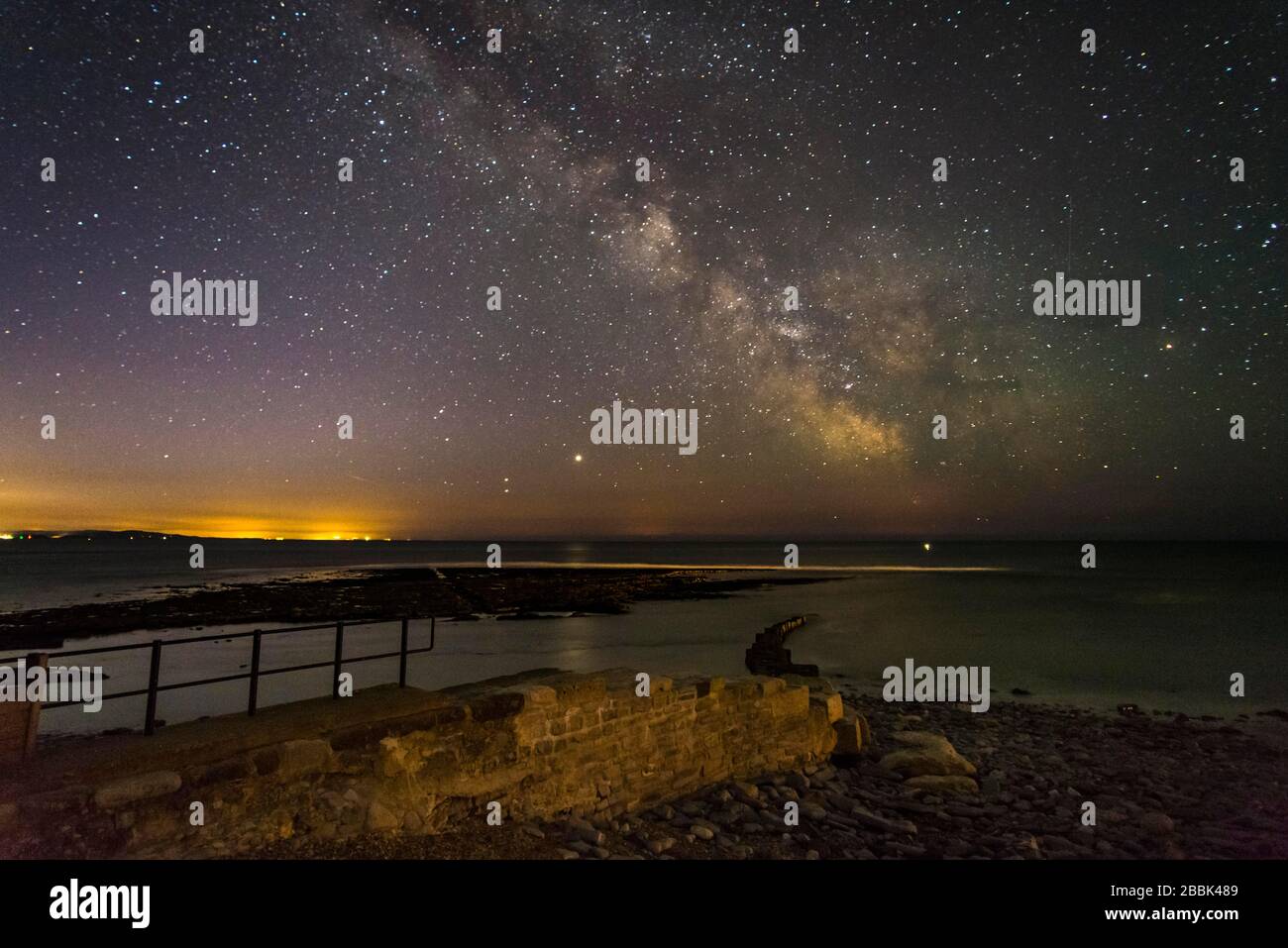 Lyme Regis, Dorset, Regno Unito. 1st aprile 2020. Meteo Regno Unito. La Via Lattea si illumina in modo luminoso nel cielo notturno chiaro di Lyme Regis a Dorset nelle prime ore del mattino. Foto di credito: Graham Hunt/Alamy Live News Foto Stock