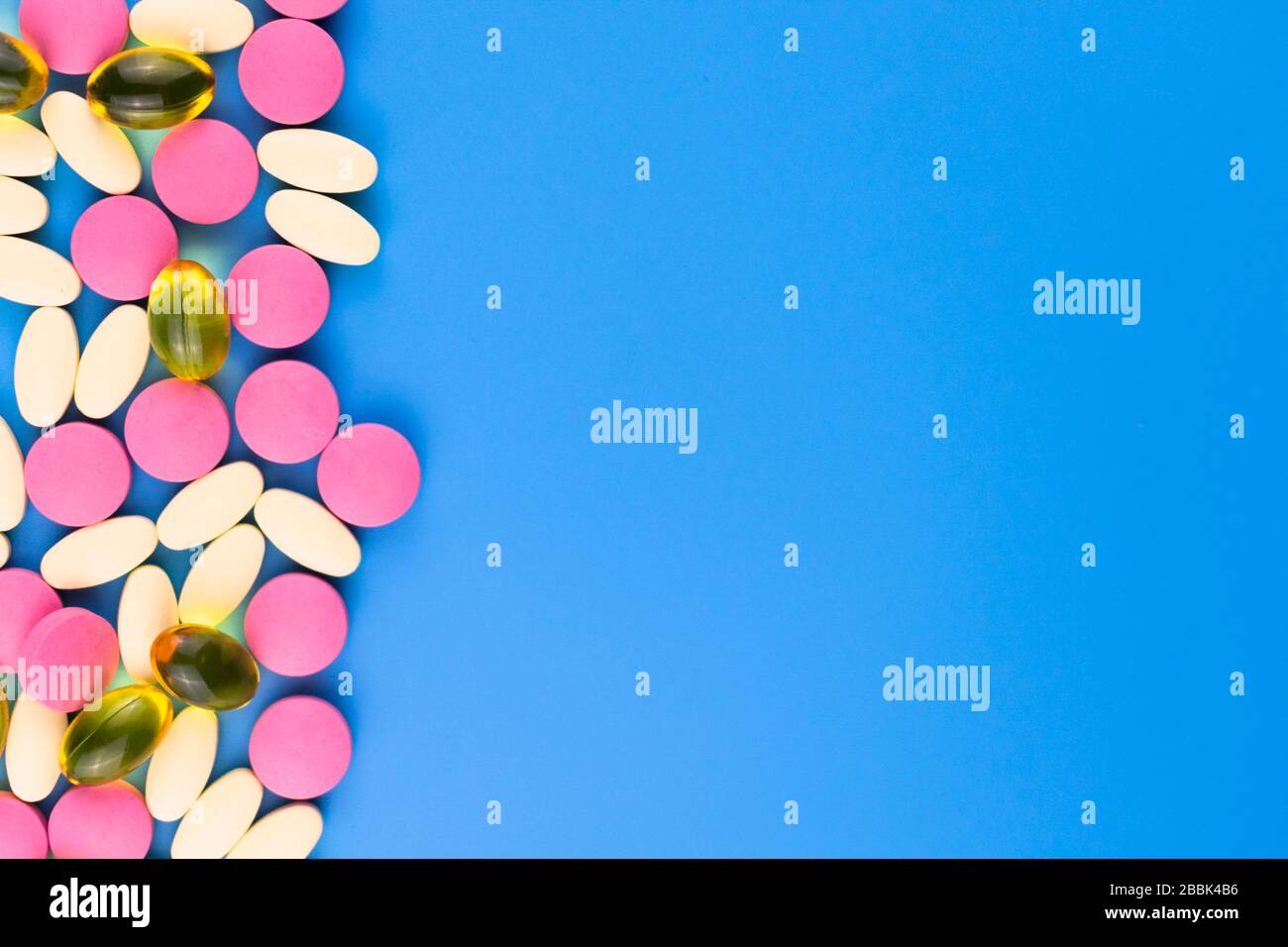 Pillole su uno sfondo blu. Il concetto di medicina, farmacia e assistenza sanitaria. Copia spazi. Foto Stock