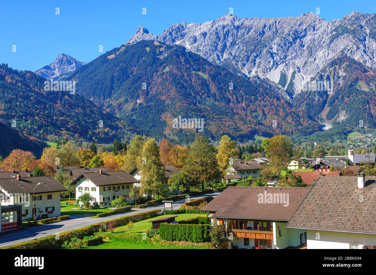 Bella vista sul piccolo villaggio di Vandans vicino a Schruns sulle montagne austriache Foto Stock