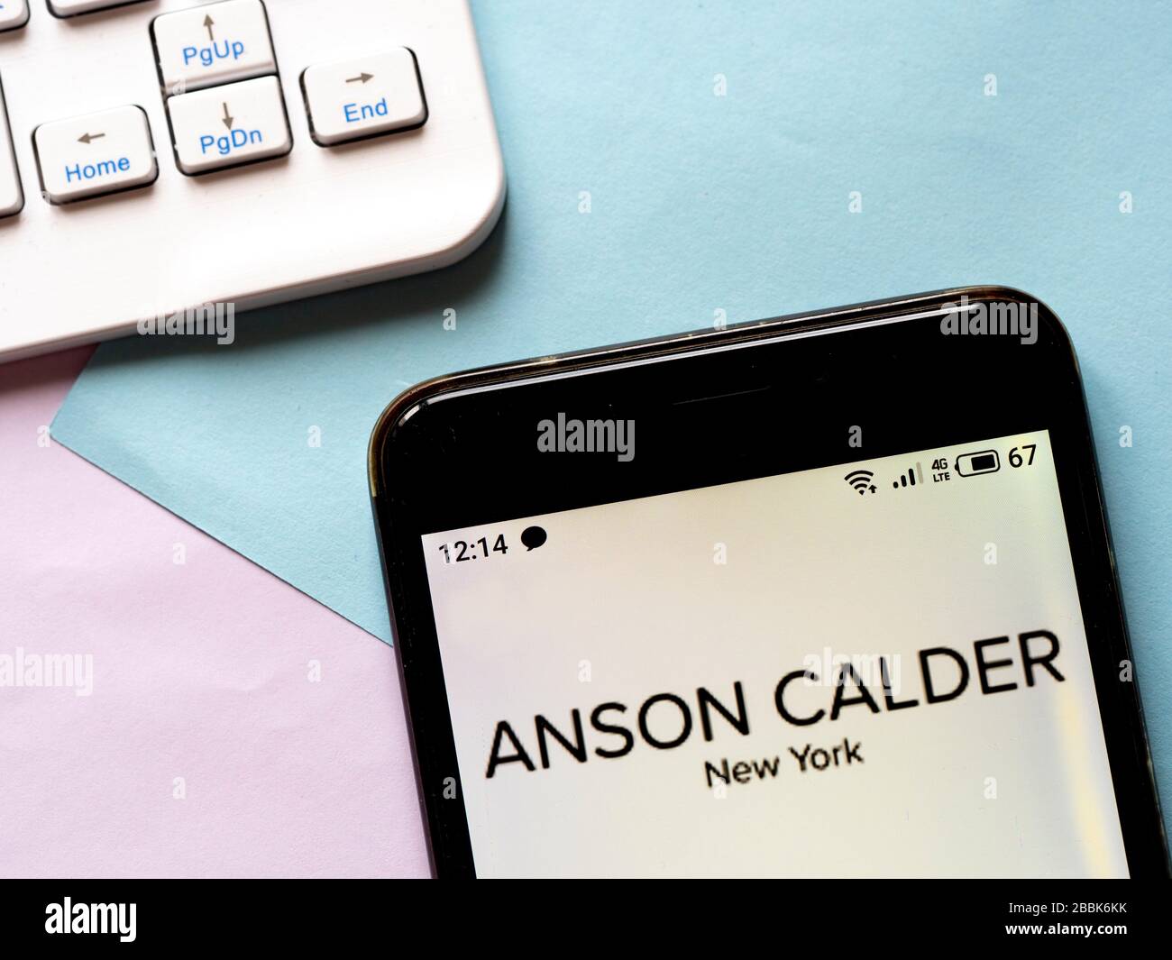 In questa illustrazione della foto, il logo aziendale degli accessori basati su viaggio Anson Calder è visualizzato su uno smartphone. Foto Stock