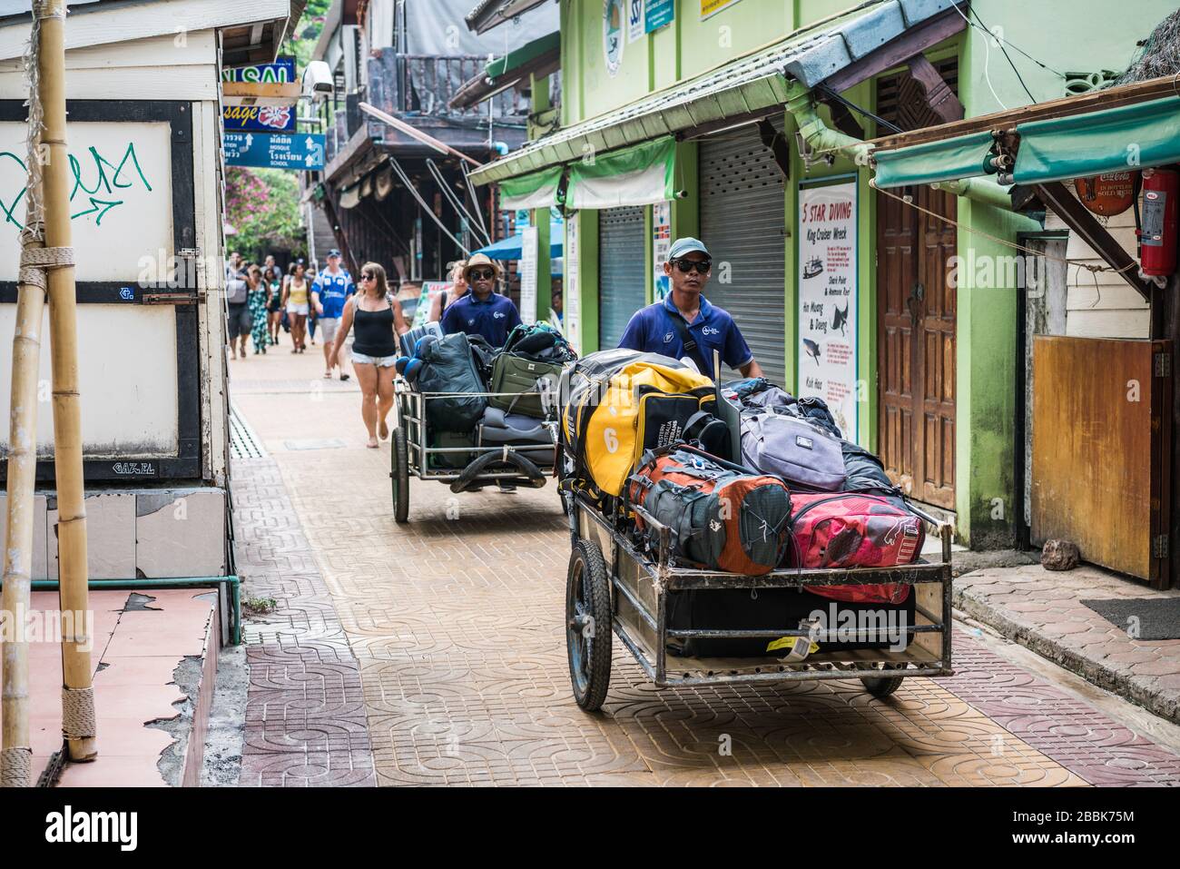 Trasporto di bagagli sull'isola di Ko Phi Phi, Thailandia, Asia Foto Stock