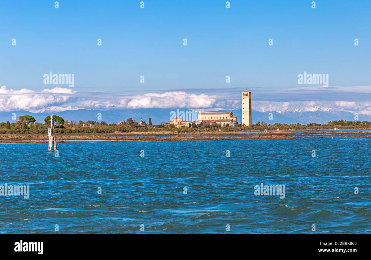 Vista da Burano, Venezia alle alpi Foto Stock