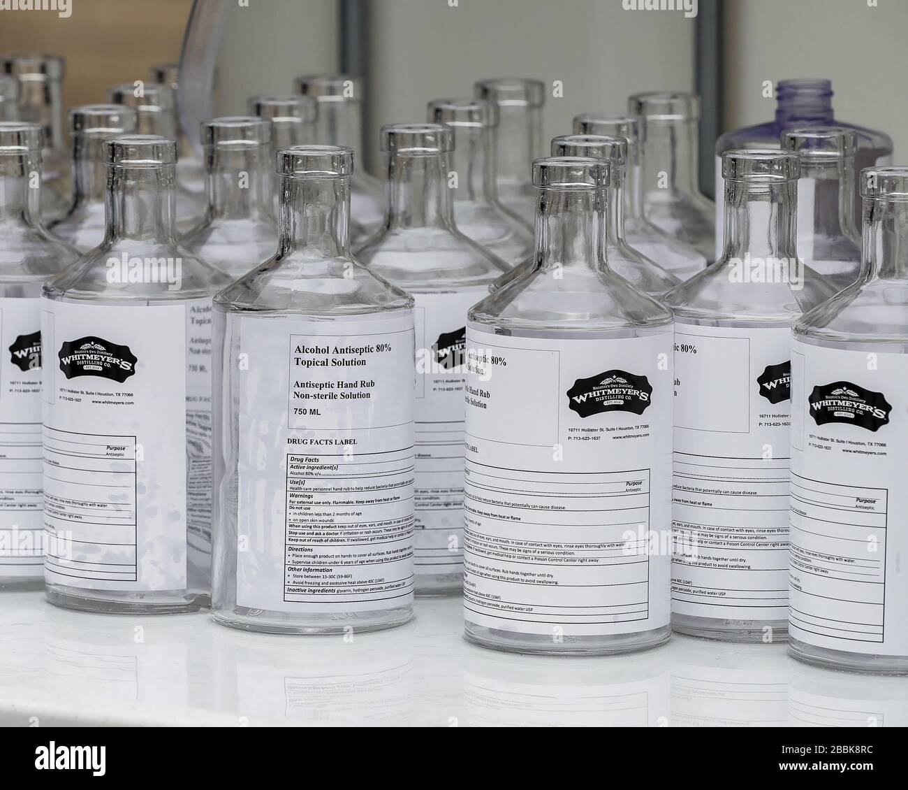 Houston, TX - 31 marzo 2020: Bottiglie di vetro vuote alla Whitmeyer's distiling Co. Da riempire con igienizzatore per mani per la distribuzione alla comunità. Foto Stock