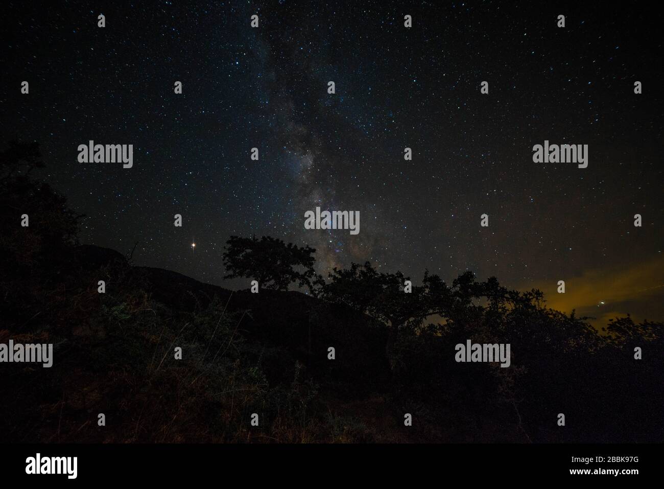 Milky Way nel meraviglioso luogo dell'isola del vulcano Italia Foto Stock