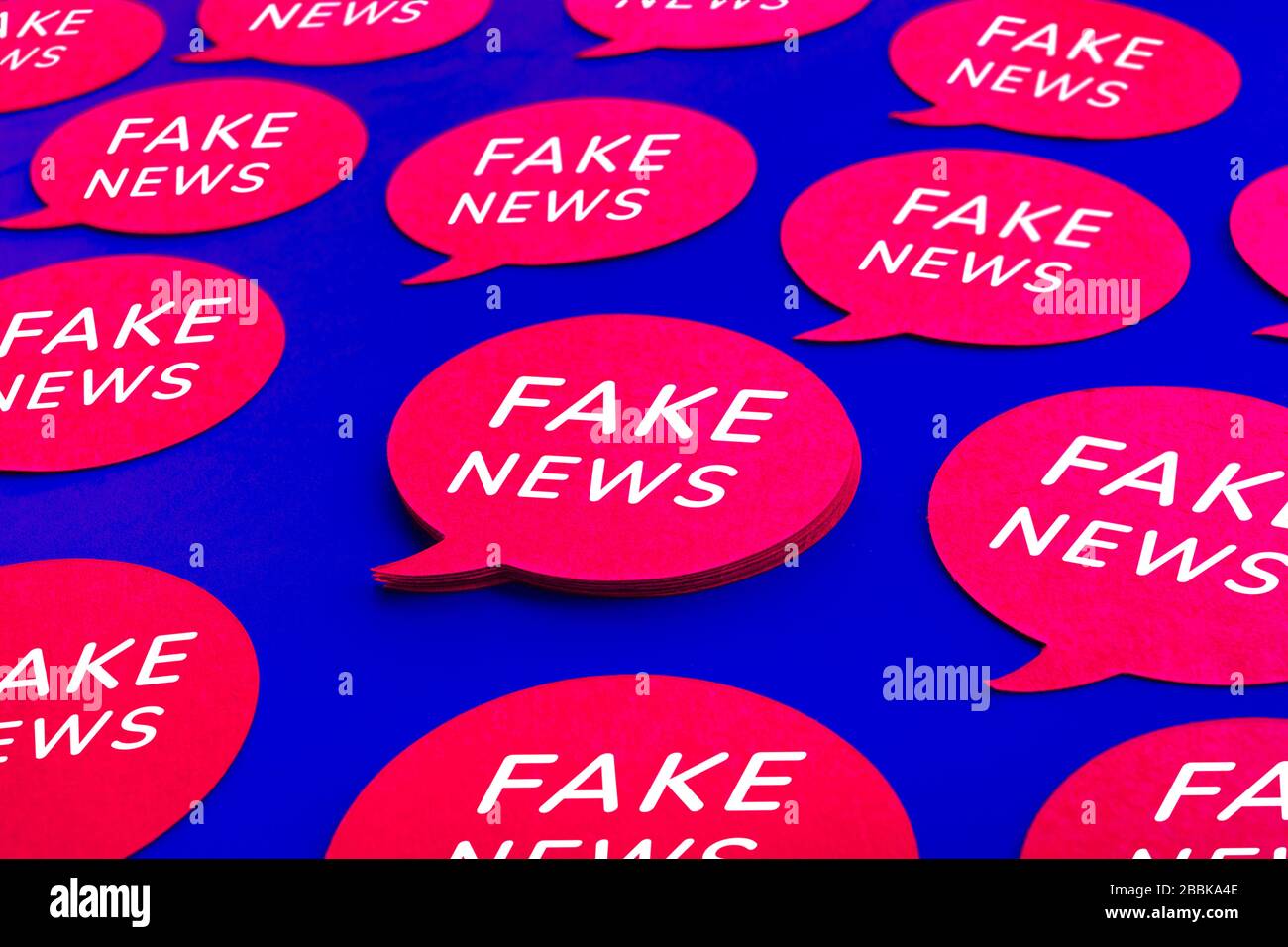 Notizie false e concetti di social media con testo su bubble speech.community talk Foto Stock