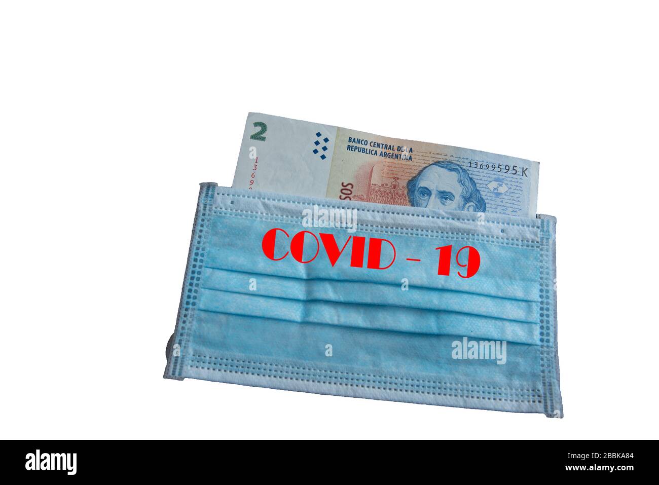 Note bancarie sotto maschera facciale - simbolo della pandemia globale del virus corona sull'economia Foto Stock