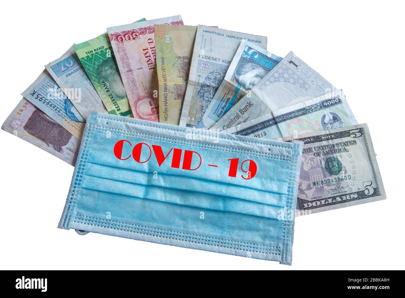 Note bancarie sotto maschera facciale - simbolo della pandemia globale del virus corona sull'economia Foto Stock