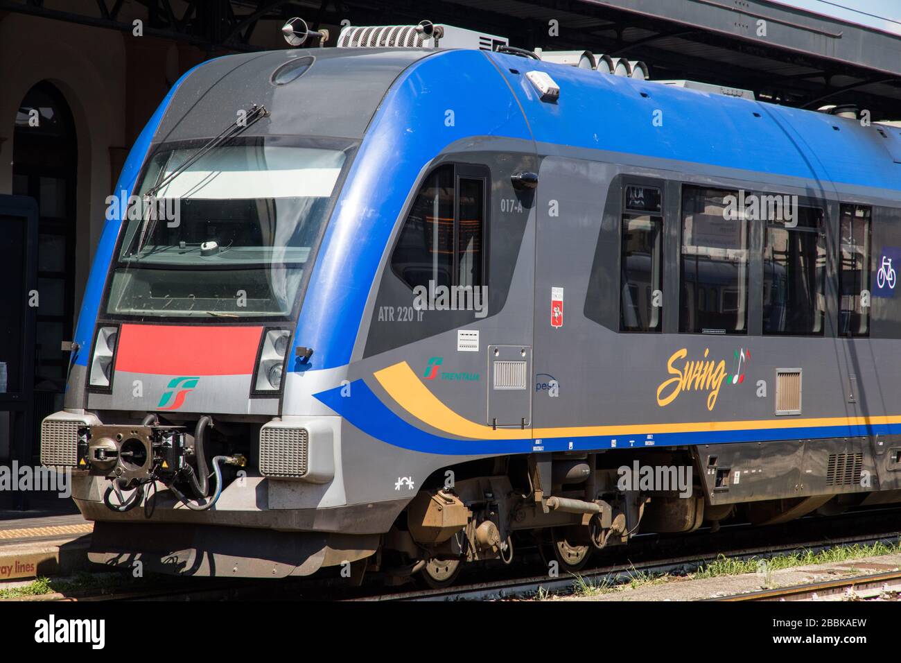 Treno regionale seduto al binario della stazione ferroviaria di Santa Maria Novella a Firenze Foto Stock