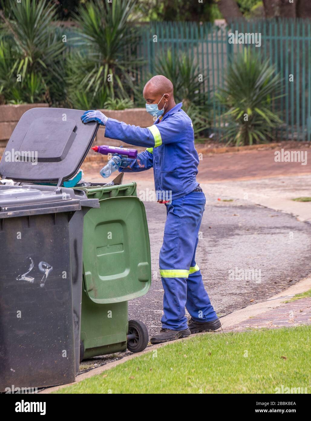 Alberton, Sudafrica - i lavoratori non identificati del consiglio di Ekurhuleni effettuano i servizi essenziali nella città durante il blocco nazionale Foto Stock