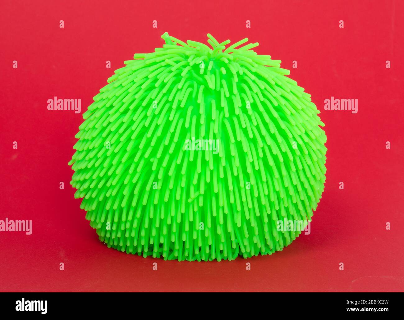 Virus come una palla di gomma morbida isolata su sfondo solido Foto Stock