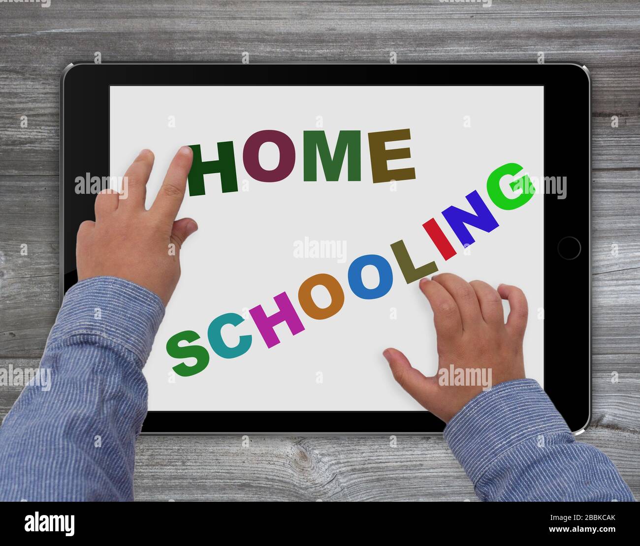 homeschool bambino con computer tablet - concetto di homeschocoling Foto Stock