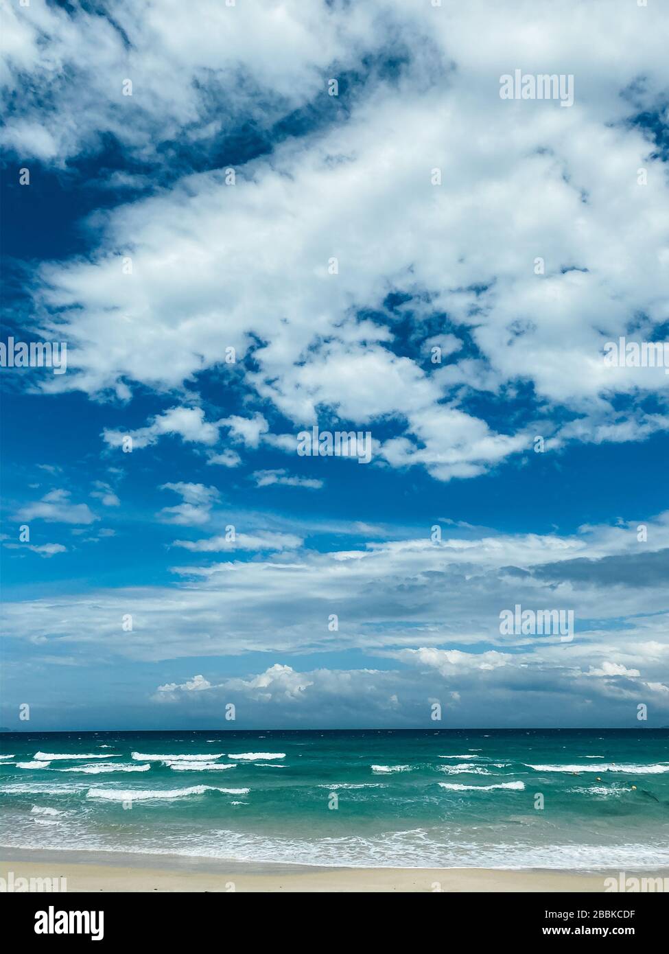 Cielo blu con sfondo bianco nuvole. Giorno di sole limpido, con nuvole sparse e belle in un cielo azzurro Foto Stock