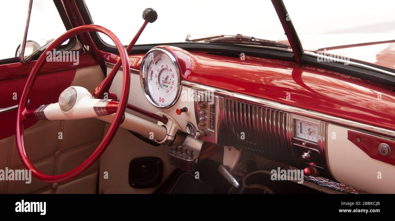 Vista dell'interno di una classica auto convertibile americana dalla 50s parcheggiata in una strada a l'Avana, Cuba. Foto Stock