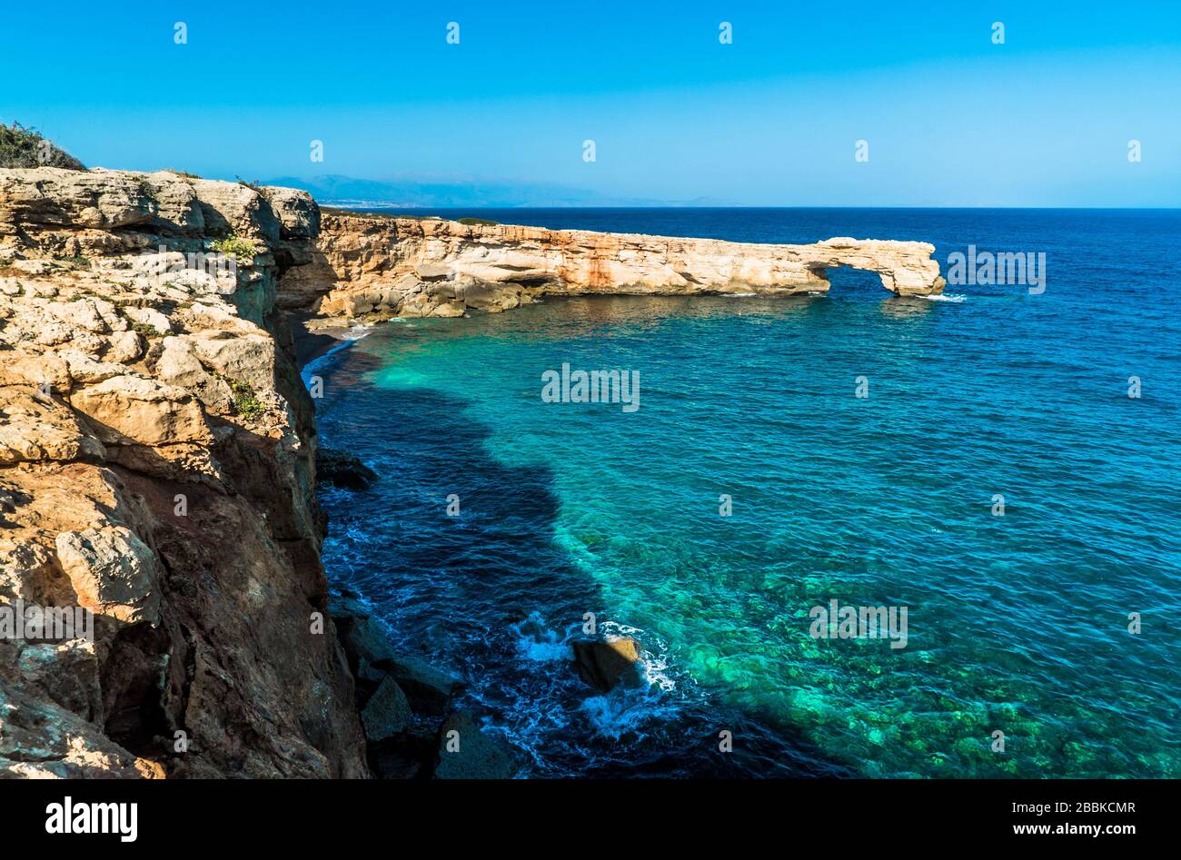 Spiaggia di Kamara a Creta, roccia dell'Arco nell'oceano Foto Stock