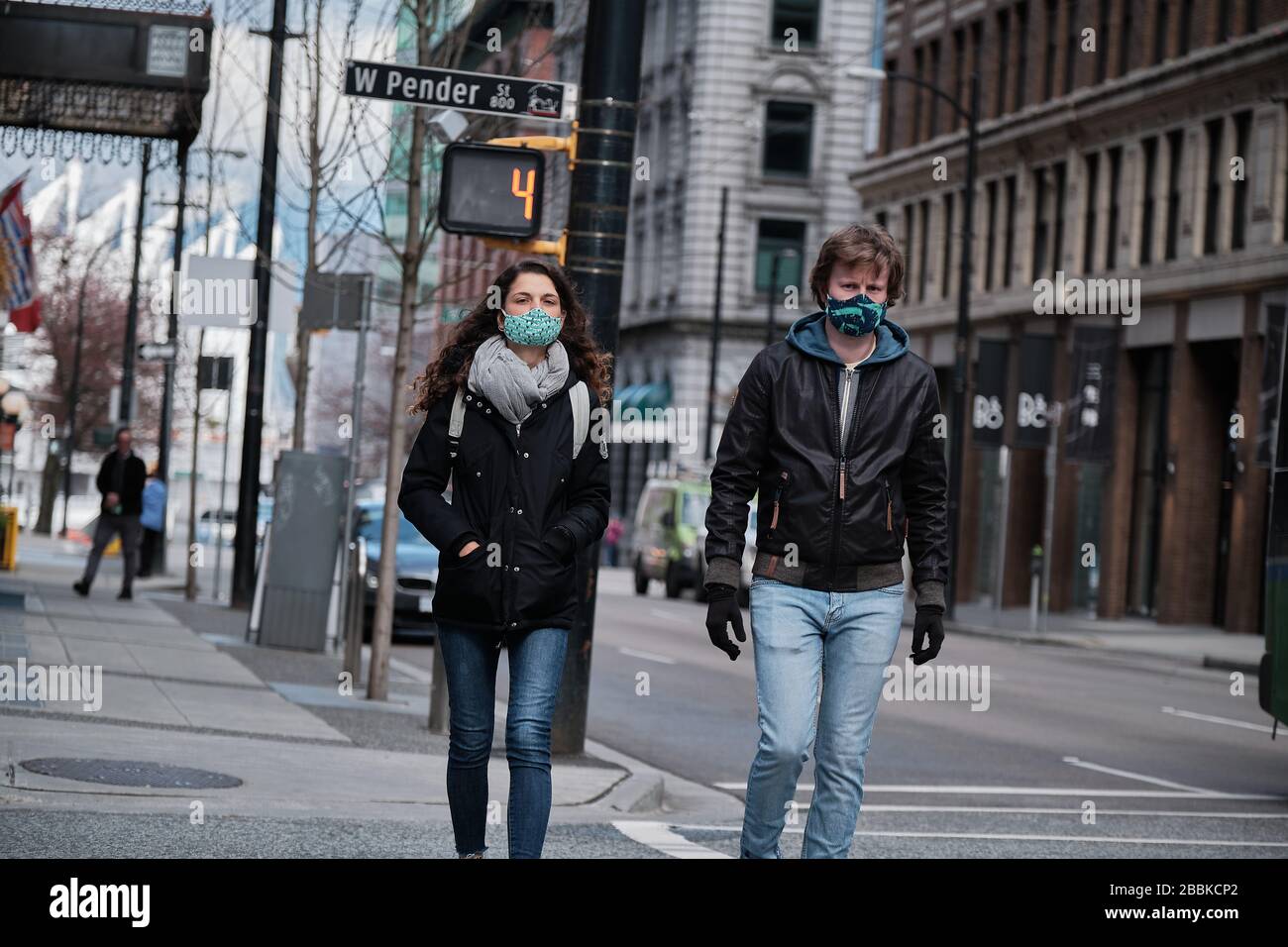 VANCOUVER, BC, CANADA - MAR 24, 2020: Civili che indossano gli attrezzi protettivi come la maschera ed i guanti in mezzo al panico comprando come il coronavirus si diffonde. Foto Stock