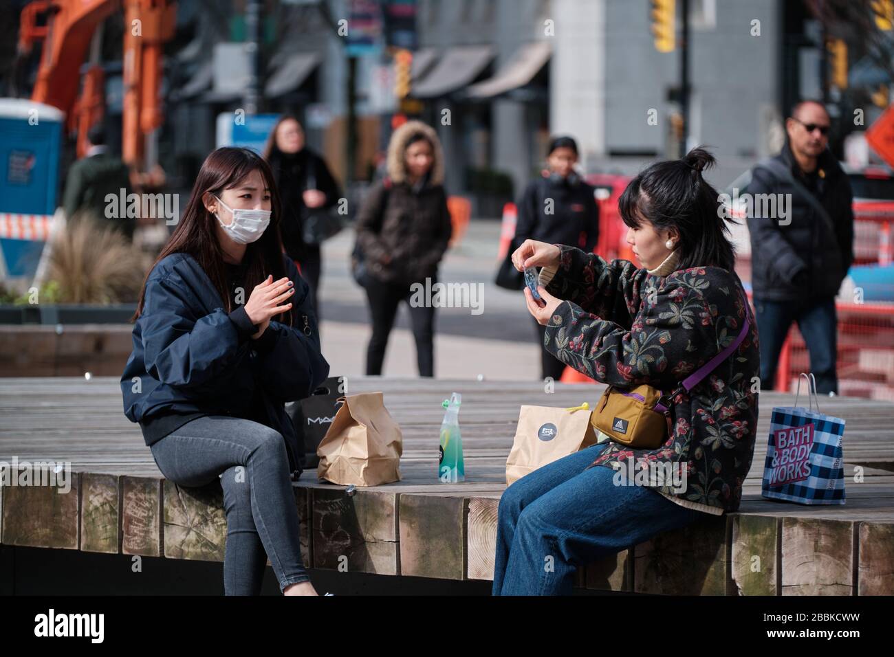 VANCOUVER, BC, CANADA - MAR 24, 2020: Civili che indossano gli attrezzi protettivi come la maschera ed i guanti in mezzo al panico comprando come il coronavirus si diffonde. Foto Stock