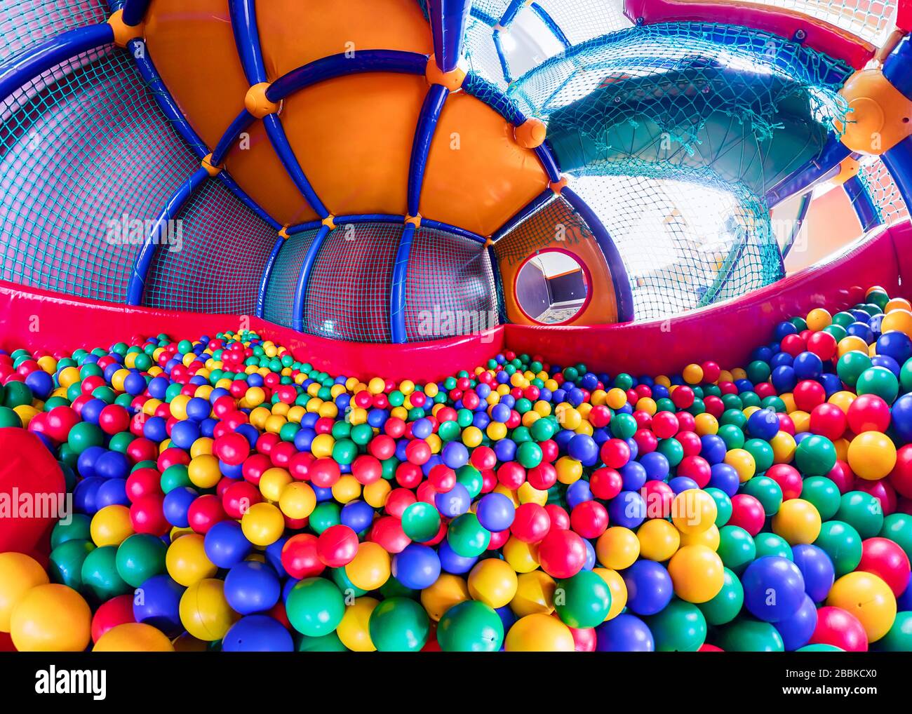sala giochi per bambini con palline colorate e uno scivolo in plastica. .  Ampio panorama Foto stock - Alamy