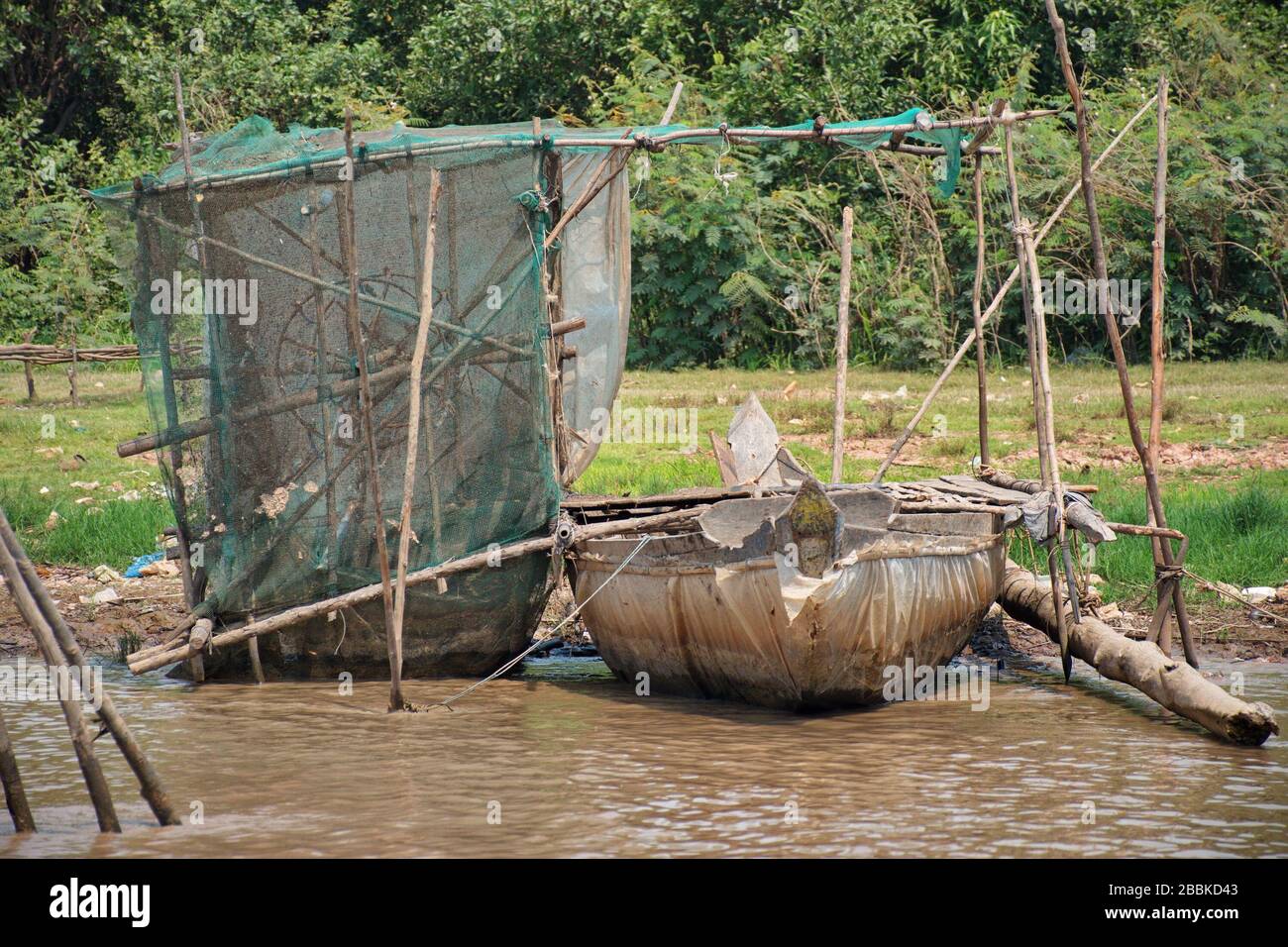 Viaggiando in barca sul lago Tonle Sap lungo il villaggio di pescatori Komprongpok Foto Stock