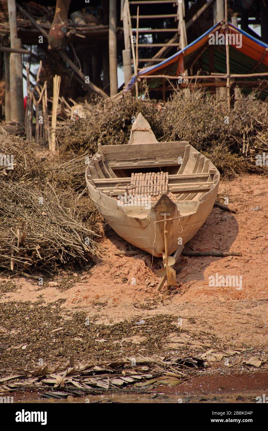 Viaggiando in barca sul lago Tonle Sap lungo il villaggio di pescatori Komprongpok Foto Stock