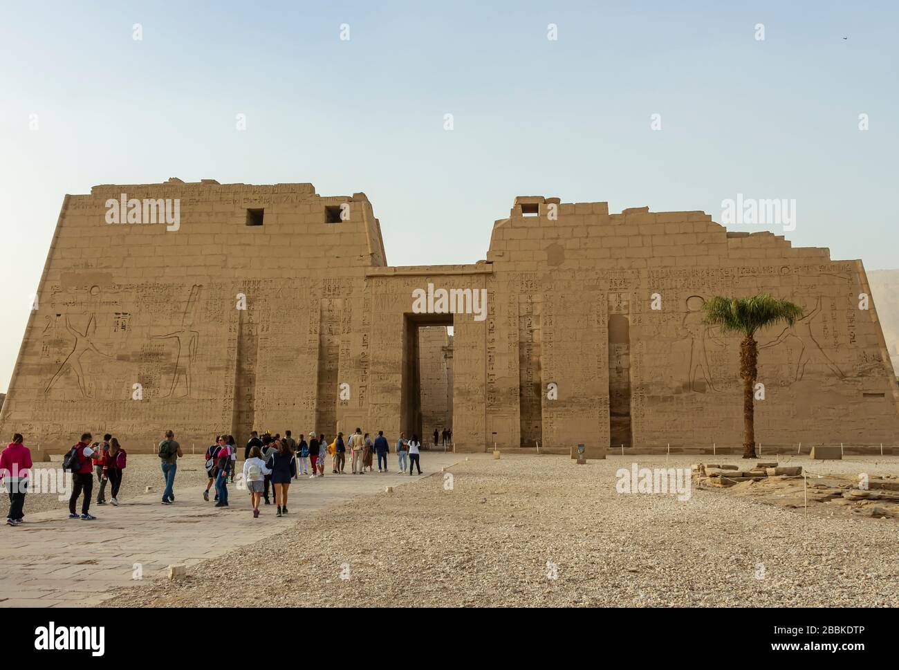 Medinet Habu, Luxor, Egitto - 26th Dic 2019: Il primo pilone del tempio mortuario di Ramesses III nella sponda occidentale di Luxor Foto Stock