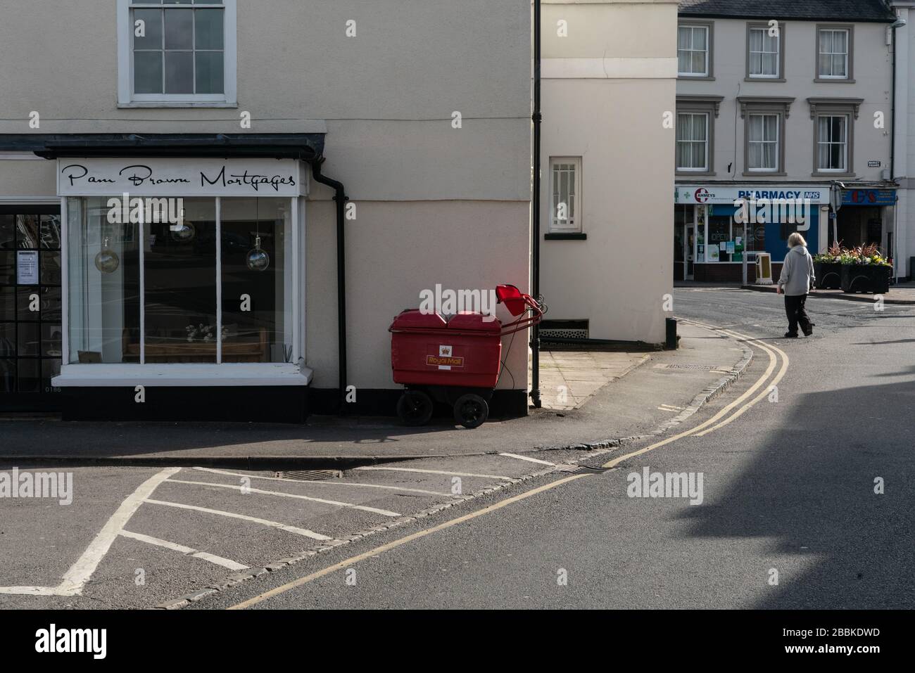 Su quello che normalmente sarebbe un affollato lunedì mattina, le strade di Bicester sono in gran parte deserte, durante la chiusura del coronavirus del Regno Unito. Marzo 2020 Foto Stock