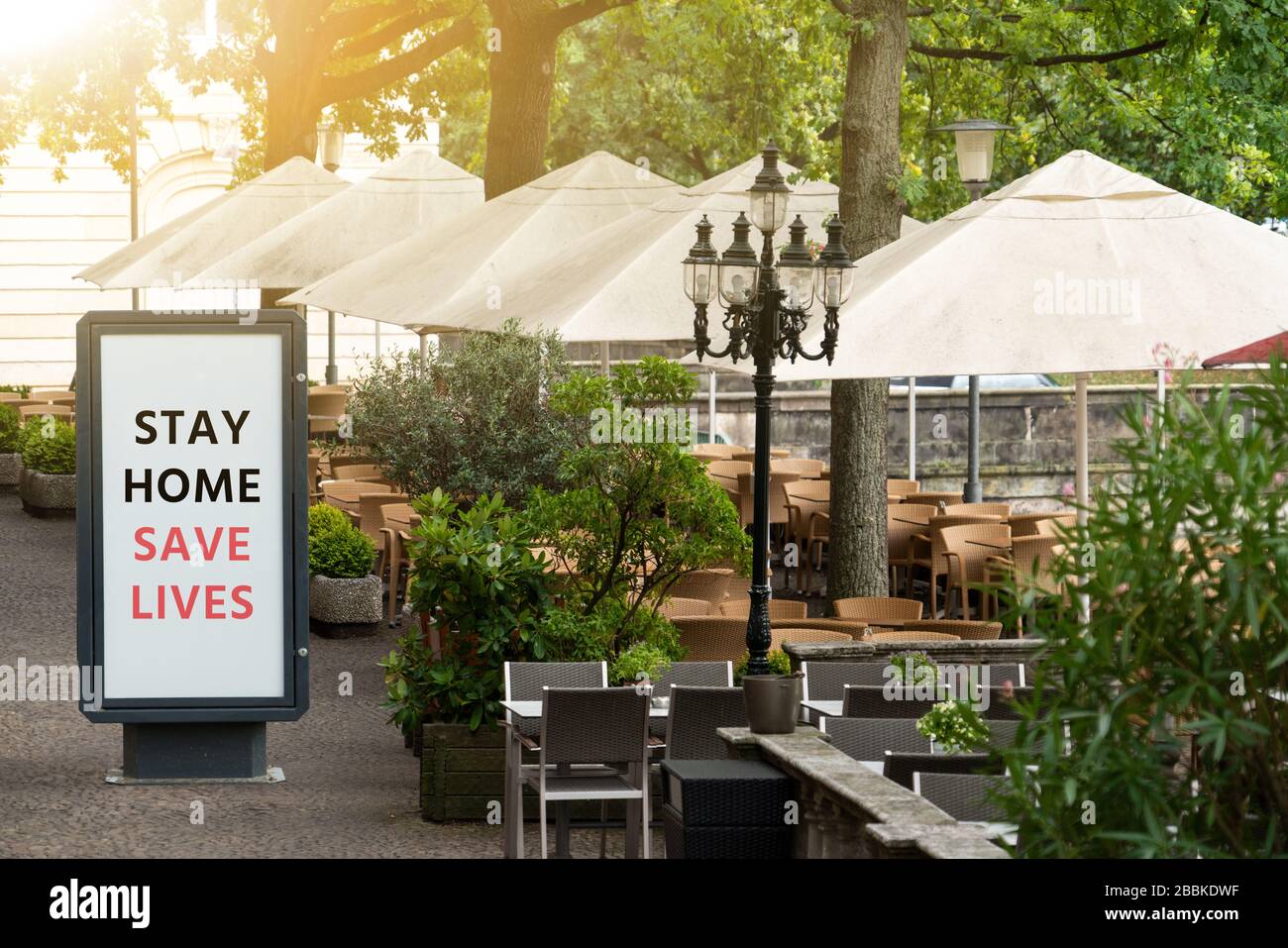 Banner di strada con l'iscrizione 'Tay home Save lives'. Isolamento automatico in quarantena Foto Stock