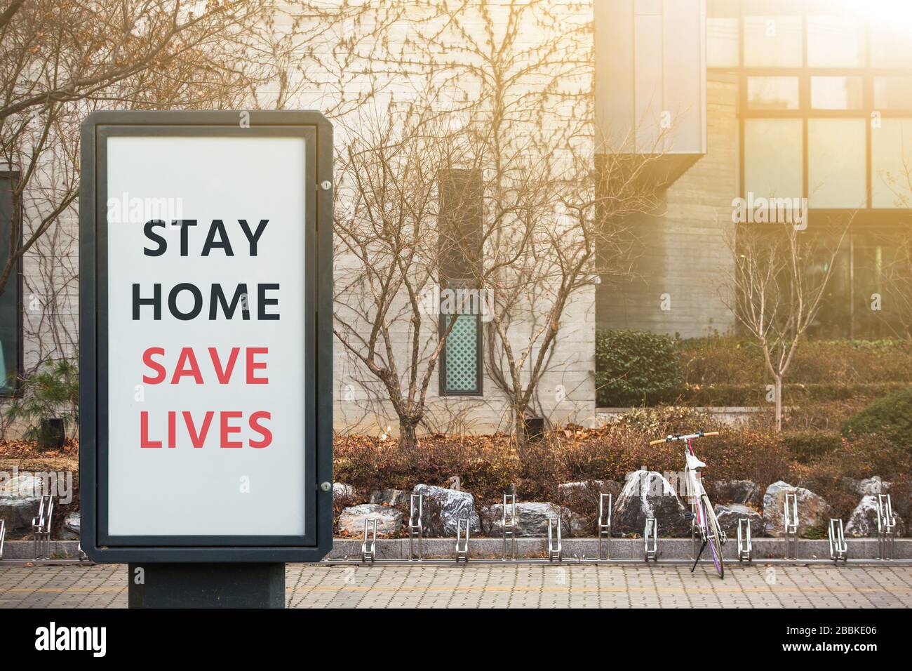 Banner di strada con l'iscrizione 'Tay home Save lives'. Isolamento automatico in quarantena Foto Stock