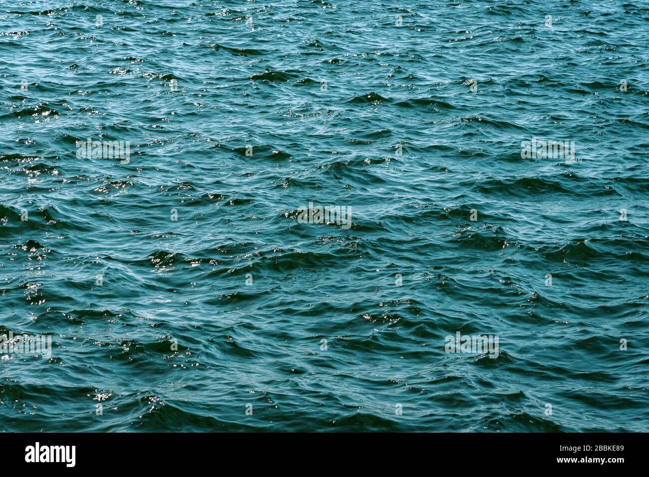 Superficie di acque oceaniche blu profondo con piccole onde in primo piano (dettagli alti). Foto Stock