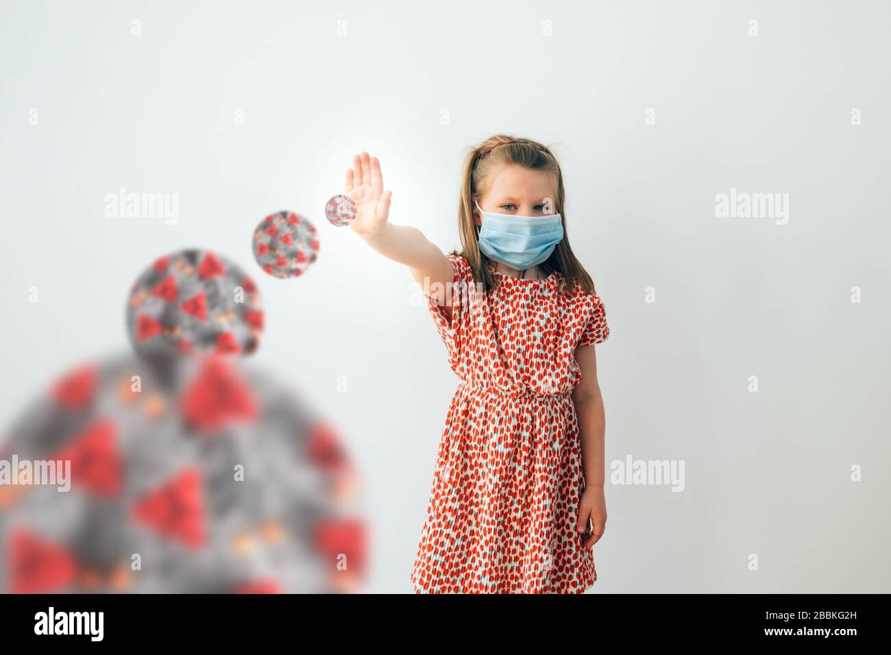 bambino, coronavirus, covid-19, maschera, stop, arresto, mano, sollevamento, virus, difesa, protezione, sicurezza, scudo, supporto, parafango, schermo, Foto Stock