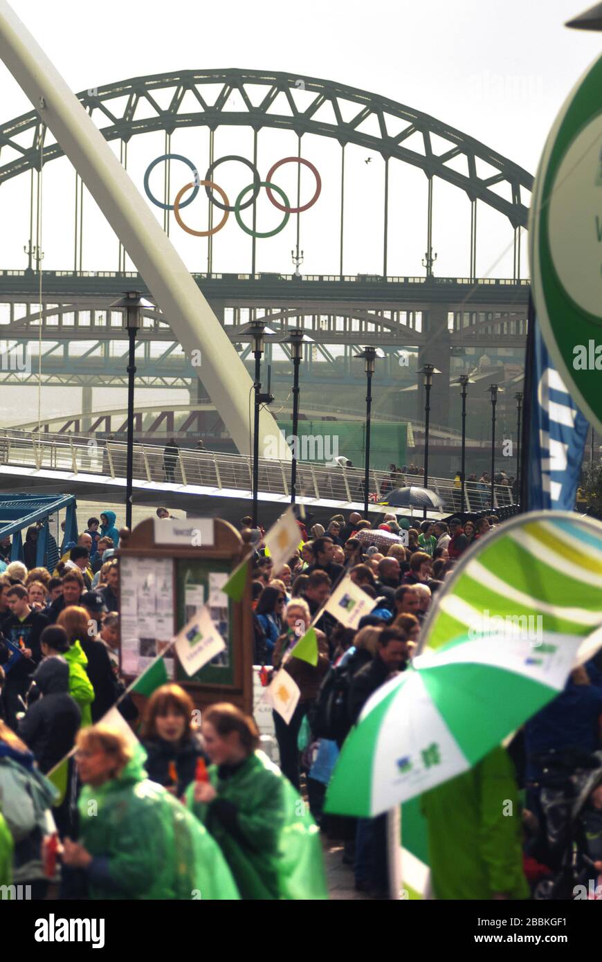 Folla su NewcsastleGateshead quayside per le celebrazioni olimpiche del 2012 Foto Stock