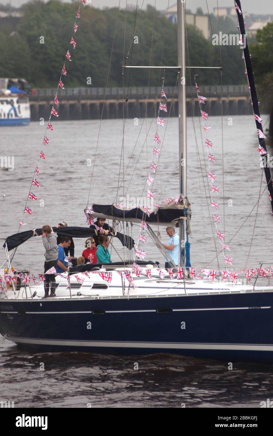 Yacht coperto in conigliatura per le celebrazioni olimpiche 2012, NewcastleGateshead quayside Foto Stock