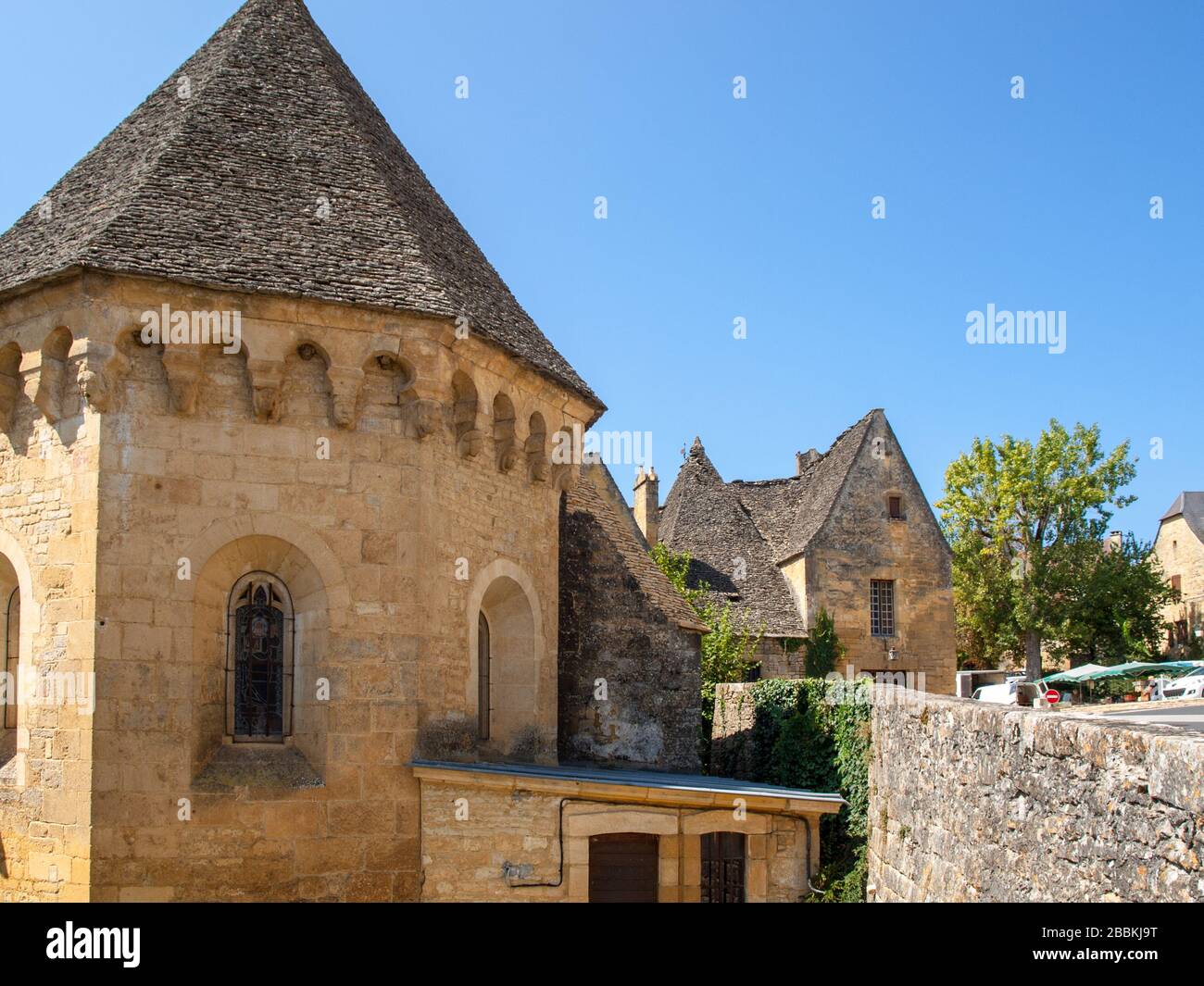 Saint Genies è un incantevole villaggio; tra Montignac e Sarlat. Al centro del villaggio è un bellissimo complesso costituito dalla chiesa di Notre Foto Stock