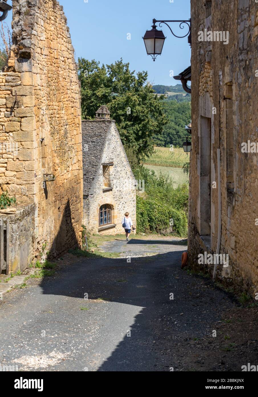 Saint Genies è un incantevole villaggio; tra Montignac e Sarlat. Al centro del villaggio è un bellissimo complesso costituito dalla chiesa di Notre Foto Stock