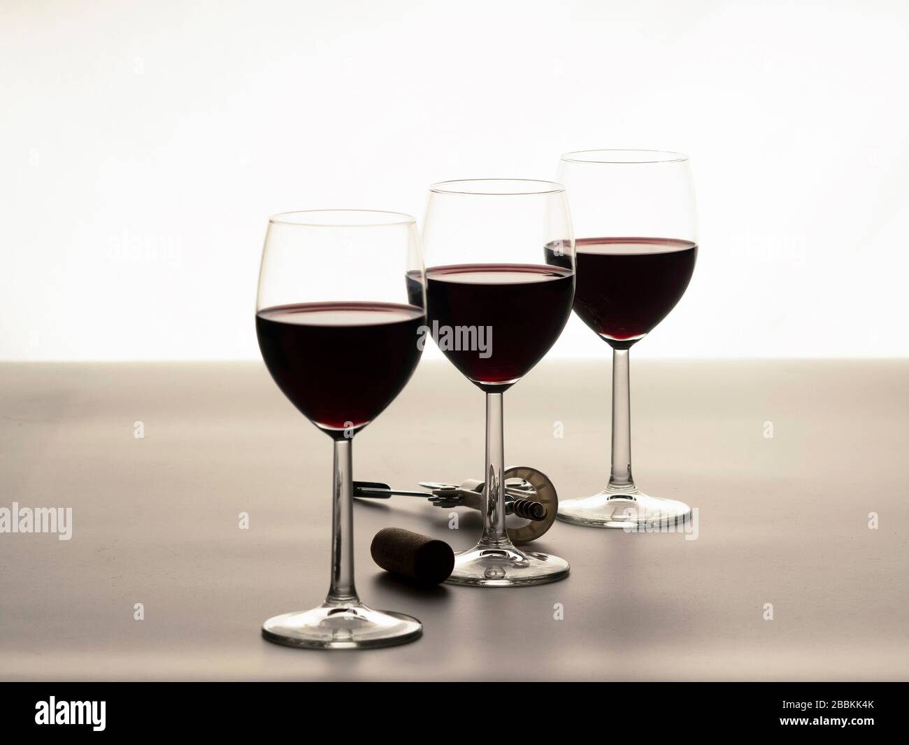 Champagne O Vino Con Il Testo Buon Compleanno. Sfondo Per Feste Di Compleanno. Biglietto Di Auguri Di Compleanno. Festa Di Compl Fotografia Stock - Immagine di disposizione, sfondo: 104778212
