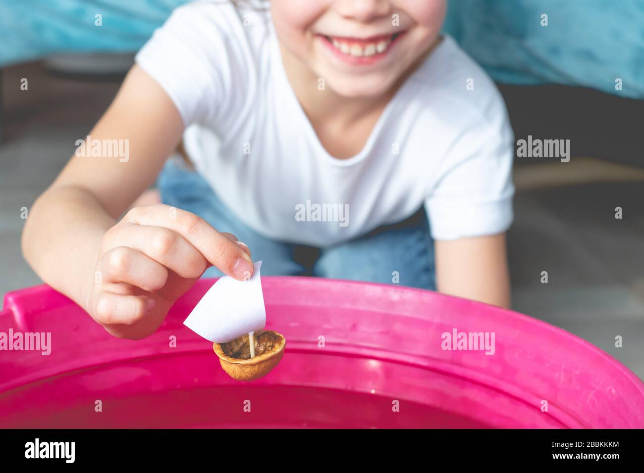 Una ragazza gioca a casa in una barca nutshell. Foto Stock