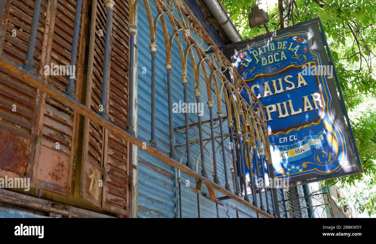 Le colorate finestre dipinte a Caminito, parte di la Boca, Buenos Aries, Argentina Foto Stock