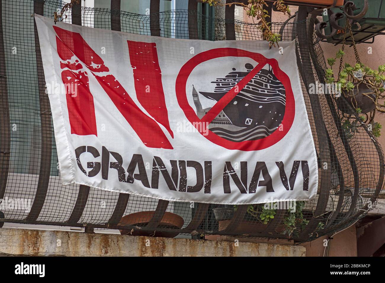 Bandiera di protesta contro le navi da crociera a Venezia, Veneto, Italia Foto Stock