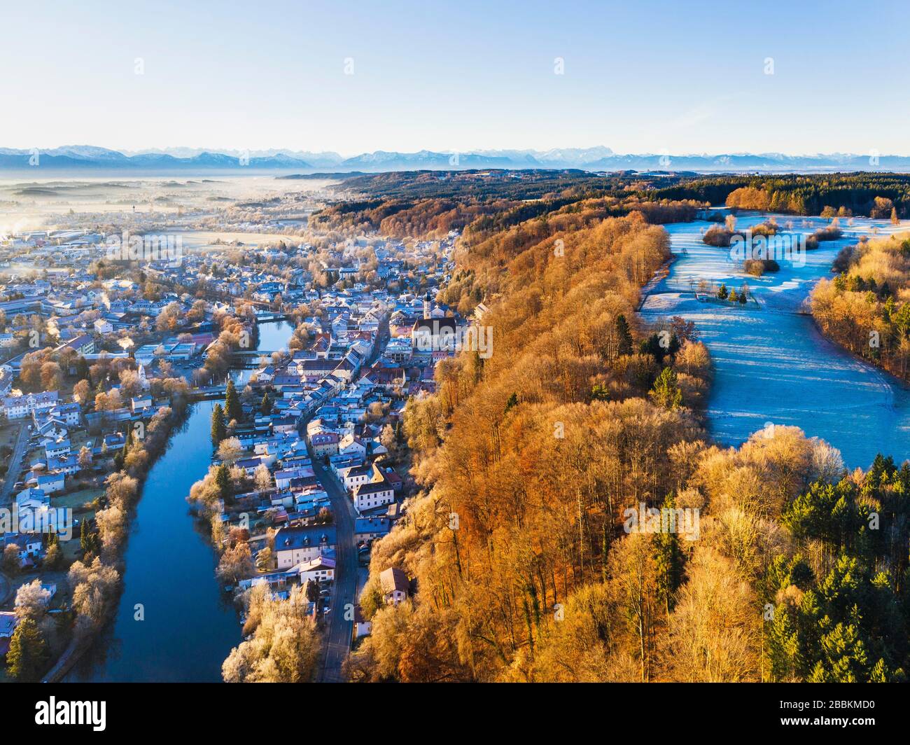 Wolfratshausen con Loisach e la foresta di montagna in inverno, fucilazione di droni, catena di Alpi, ai piedi delle Alpi, alta Baviera, Baviera, Germania Foto Stock