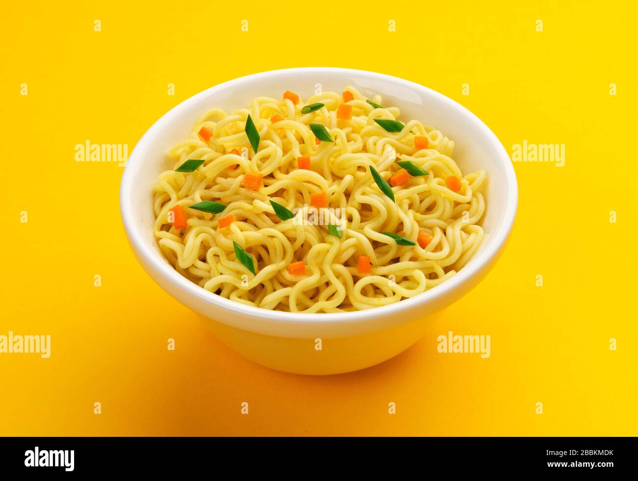 Ciotola di noodles istantaneo isolato su sfondo giallo Foto Stock