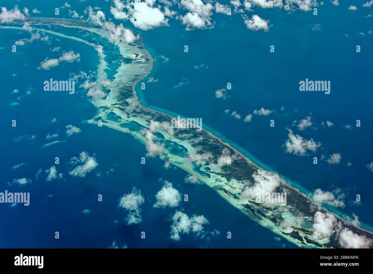 Barriera corallina esterna con grandi aree di sabbia dragata per la bonifica del terreno altrove, Atollo di Meemu o Oceano Indiano di Mulaktholhu, Maldive Foto Stock