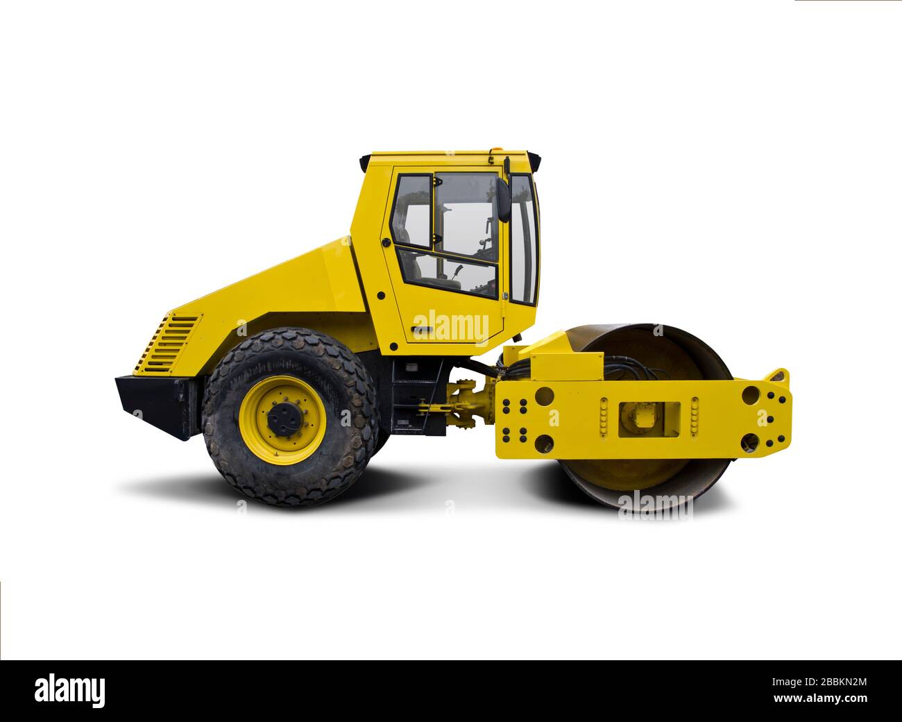 Vista laterale del rullo stradale giallo isolata su bianco Foto Stock