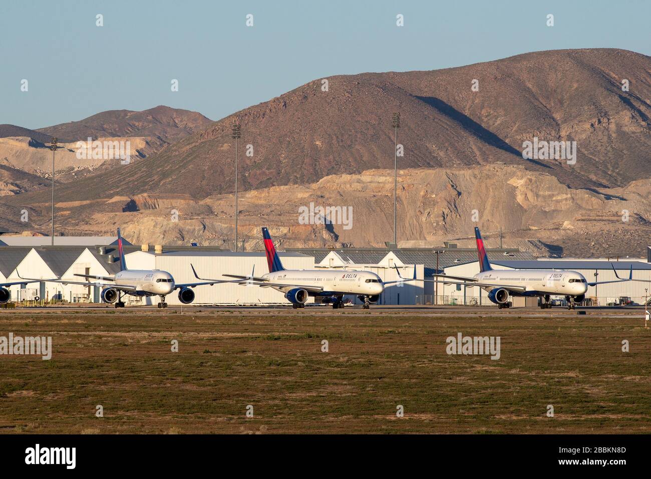 Gli aeromobili Delta Airlines vengono conservati presso l'aeroporto logistico della California meridionale in mezzo alla pandemia globale di coronavirus COVID-19, lunedì 30 marzo 2020, a Victorville, California (Brandon Sloter/Image of Sport) (Foto di IOS/Espa-Images) Foto Stock